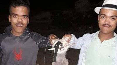بالصور : ممثلين في سلسلة هزلية يعذبان ثلعبا صغيرا 