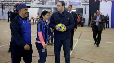 Cité Attayaran: Chahed inaugure une salle omnisports fermée depuis 7 ans
