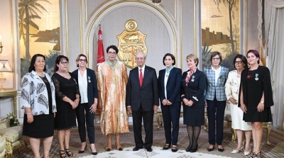 Mohamed Ennaceur décore plusieurs personnalités féminines