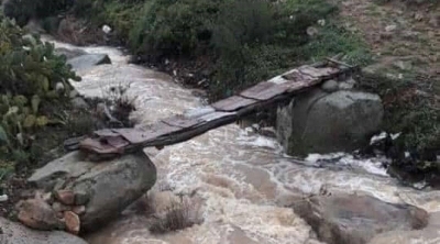 تلاميذ يعبرون جسرا مهددا بالسقوط في جندوبة