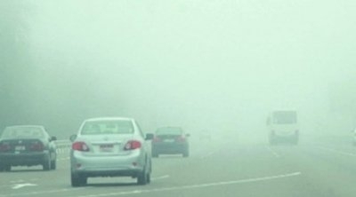 ضباب كثيف يحجب الرؤية بالطريق السيارة