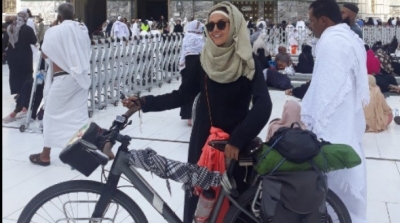 فتاة تونسية تصل الى مكة المكرمة عن طريق دراجتها الهوائية