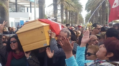 نساء يحملن نعش لينا بن مهني