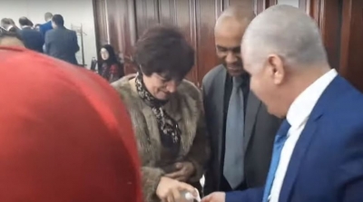 سامية عبو تعقم أيدي النواب و الوزراء في البرلمان (صور)
