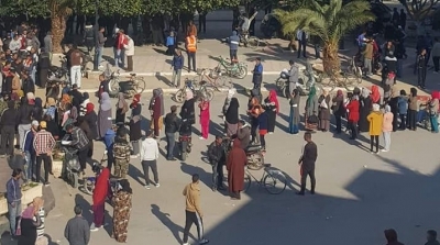 القيروان : الأمن يفرق تجمع لمواطنين أمام معتمدية المنصورة من أجل الإعانات 