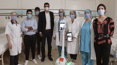 Le robot Zourni déployé à l’hôpital Abderrahman Mami pour rapprocher les malades de leurs familles
