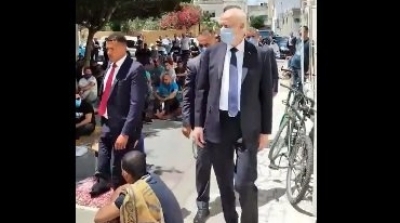 قيس سعيد يؤدي صلاة الجمعة في الكرم (فيديو)