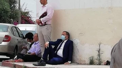صورة لعبد اللطيف المكي أمام المسجد تثير الجدل
