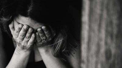 المهدية : يعتدي بالعنف على أخته و صديقتها بعد أن ضبطهما عارياتان في وضع مخل