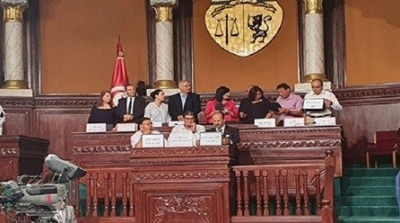 نواب الدستوري الحر يعتلون منصة رئاسة البرلمان و يوقفون الجلسة العامة