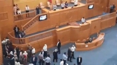 حالة من الفوضى اثر مناوشات بين ائتلاف الكرامة و الدستوري الحر (فيديو)