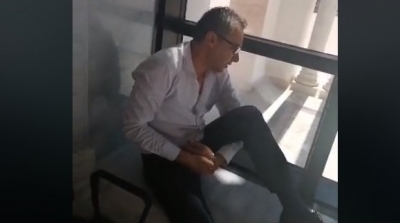 نقل مجدي بوذينة للمصحة بعد تعرضه للعنف من طرف سيد الفرجاني (فيديو)