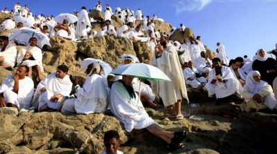 آلاف الحجاج يصعدون إلى عرفات لأداء الركن الأعظم