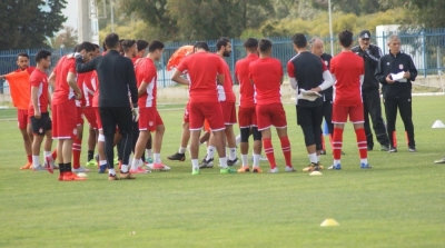 لاعبو الافريقي يضربون عن التمارين 