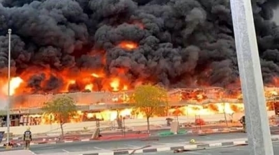 حريق هائل في سوق شعبية في الامارات 