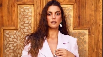 درة مثيرة في إطلالة صيفية