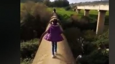 حندوبة : تلاميذ يسيرون فوق قناة تصريف مياه على علو 20 مترا من الوادي للالتحاق بالدراسة (فيديو)