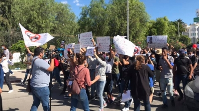 أمنيون يعتدون على المحتجين ضد قانون زجر الاعتداء على الأمنيين أمام البرلمان