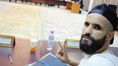 طارق الحداد يثير الجدل بعد رفعه شارة النصر خلال اجتماع مع الوفد الحكومي 