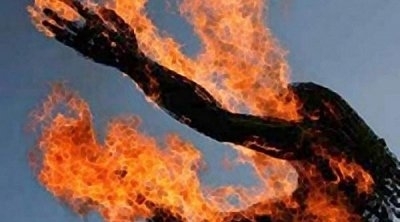 إمراة تضرم النار في جسدها وسط المحكمة بقبلي