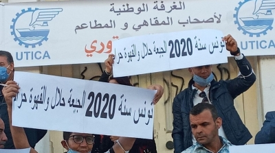 أصحاب المقاهي والمطاعم يحتجون بسبب رفع الكراسي