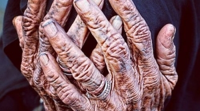 يعتدي على جدته المسنة بالعنف الشديد في حدائق قرطاج