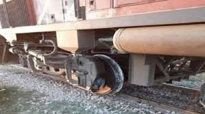 وفاة 4 أشخاص وجرح 4 آخرين في حادث اصطدام عربة 'تكتك' بقطار