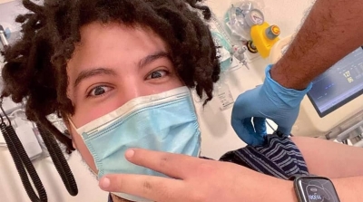 أول تونسي يتلقى جرعة من لقاح فيروس كورونا 