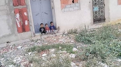 أحدهم رضيع..أم تترك أطفالها الثلاثة على قارعة الطريق و تهرب