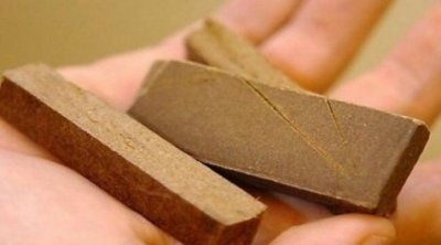 سيدي حسين : رضيع يتناول قطعة مخدرات على ملك والده