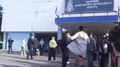 أوكرانيا : فتاة بدون ملابس داخلية تحتج أمام رئيس البلاد (فيديو)