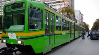 من بينهم قاصر : يعنفون شاب ويسلبون هاتفه ويلقون به من المترو