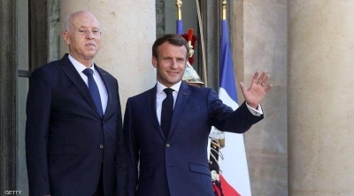قيس سعيد يتعهد لماكرون بتسهيل الترحيل القسري لتونسيين من فرنسا