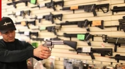 طوابير أمام متجر لبيع الأسلحة قبيل الانتخابات الرئاسية الأمريكية