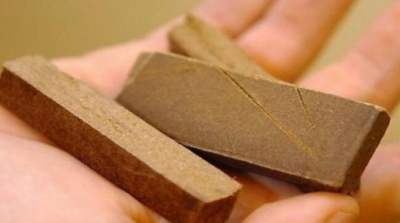 سائق خاص بإحدى الوزارات يروج '' الزطلة'' بالسيارة الادارية