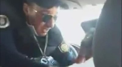 فتح تحقيق في اعتداء أمنيين على شاب و والدته المريضة داخل سيارته