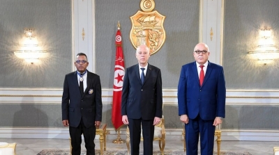 رئيس الجمهورية يكرم طبيب الانعاش محمد النوري بنمبارك (صور)