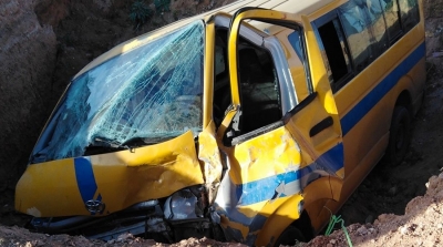 إصابة 9 أشخاص في سقوط تاكسي جماعي في حفرة