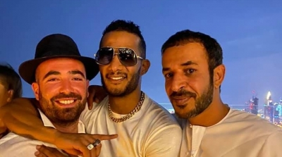 محمد رمضان يحتضن مغنيا إسرائيليا في دبي