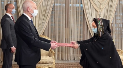 جدل حول لباس سفيرة تونس في إسبانيا بعد إرتدائها لبرنس أمازيغي 