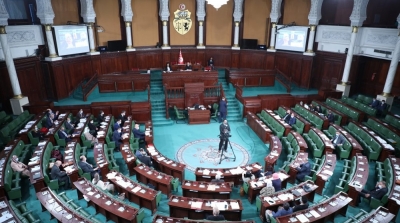 تلاوة الفاتحة ترحما على الطبيب بالبرلمان 