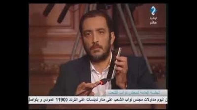 ياسين العياري يرد على الحكومة بأغنية فيراج الإفريقي