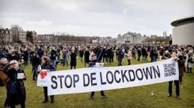 Aux Pays-Bas, des heurts avec la police éclatent pendant des manifestations anti couvre-feu