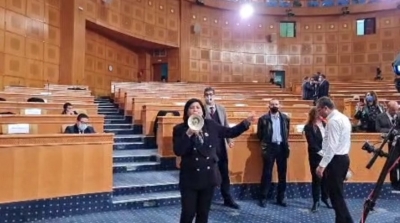 عبير موسى تحتج بمكبرات الصوت داخل قاعة الجلسات 