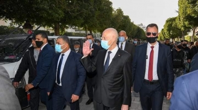زيارة سعيد إلى شارع الحبيب بورقيبة تتحول إلى مسيرة تدعو إلى حل البرلمان (فيديو)