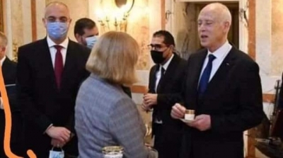 اجتماع سفراء الاتحاد الاوروبي : موظف بالقصر يمسك كمامة سعيد خلال شربه للقهوة