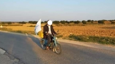 صفاقس : مواطن على دراجة نارية يتجه نحو العاصمة للحضور في مسيرة النهضة