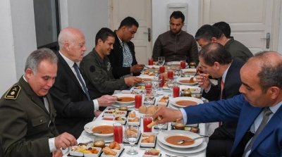 قيس سعيد يشارك منطقة الحرس الوطني بحي التضامن الافطار  (صور)