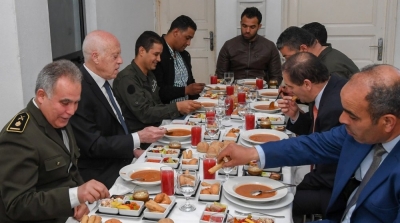 Kaïs Saïed rompt le jeûne à la caserne de la Garde nationale d'Ettadhamen