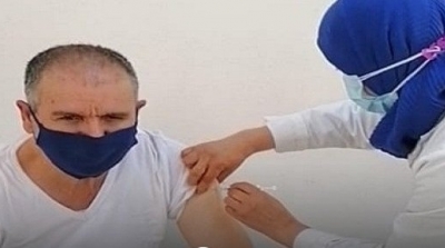 الطبوبي يتلقى الجرعة الأولى من لقاح كورونا